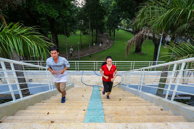 Cầu bộ hành hơn 11 tỷ đồng trong công viên lớn nhất TP HCM